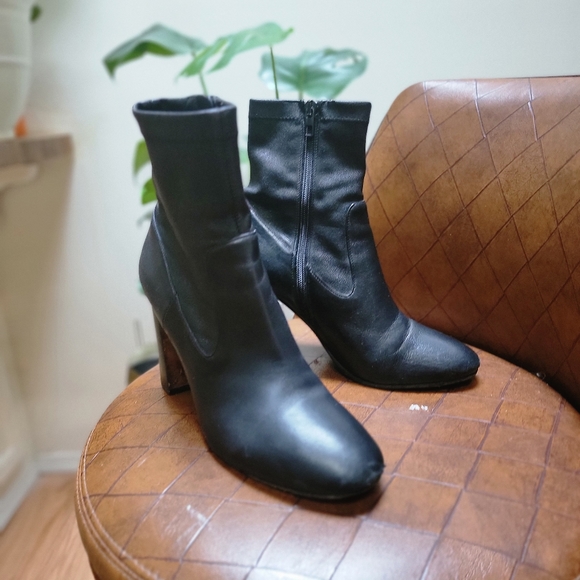 Vince Calista Leather sock boot Chelsea heel Booties 9M ret $450 - Picture 4 of 6